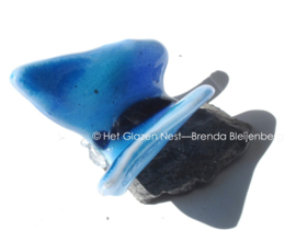 Kleine vlinder in aqua blauw glas