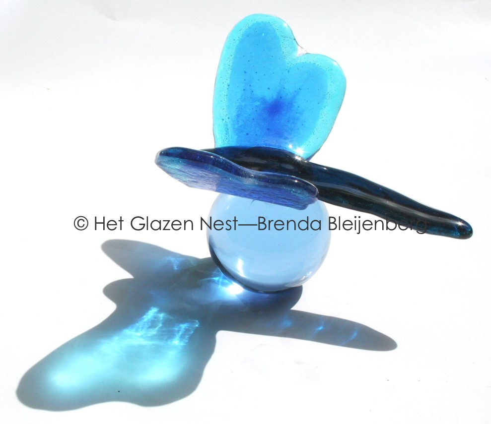 Glaskunst libelle op glazen bol