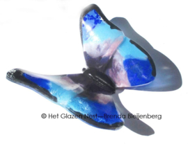 Aparte vlinder in blauw en paars glas