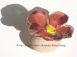 Glazen bloemetje in oud roze kleuren