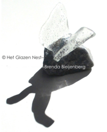 Kleine glazen vlinder op steentje