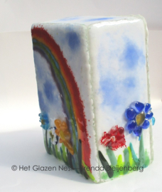 Glaskunst urn "Bloemen onder de regenboog"