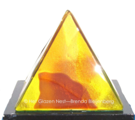 Piramide in geel- en bruintinten