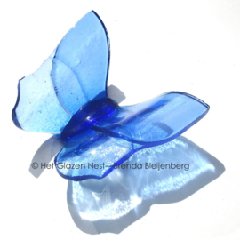 Vlinder in lichtblauw glas