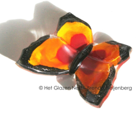 Vlindertje in oranje glas met zwarte randen
