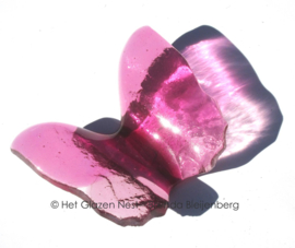 Kleine roze vlinder in transparant glas