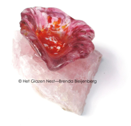 Roze bloem op rozenkwarts