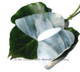 Kleine glazen vlinder in wolken wit
