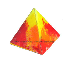 Piramide in rood glas