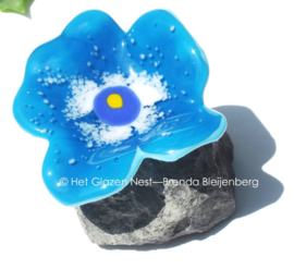 Blauwe bloem in glaskunst