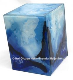 Blauwe urn van glaskunst
