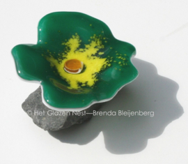 Bloem in zeegroene kleuren als mini urn