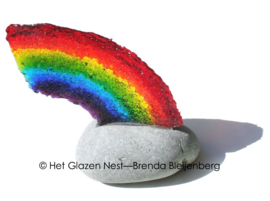 Glazen regenboog in steen