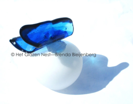 Speelse glas vlinder op bol-urn