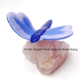 Abstracte libelle op rozenkwarts