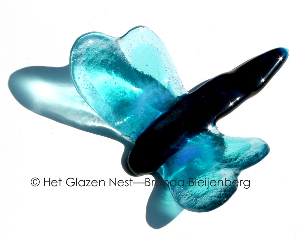 Glazen libelle in zeegroene kleuren
