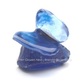 Speels blauw vlindertje op blauw glas