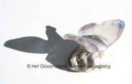 Vlinder in zachte kleuren op steentje