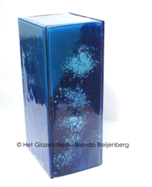 Blauw glazen zuil als urn