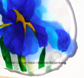 Blauwe Iris als glaskunst aan de muur