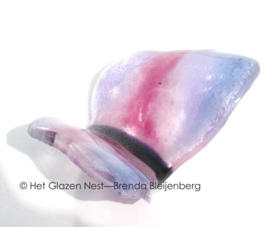 Klein glazen vlindertje in lavendel en roze