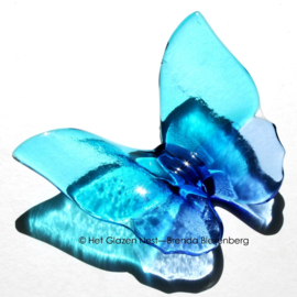 Glazen vlinder in rustig aqua en blauw