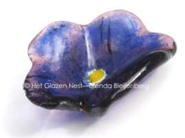 Paarse bloem in abstract glas