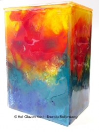 glazen urn met abstracte "engelen" figuren