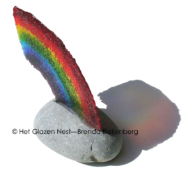 Glazen regenboog in steen