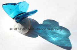 Vlinder in aquablauw glas