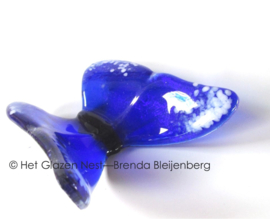 Vlinder in kobaltblauw glas