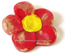 rood bloemetje met goudkleurige stippen