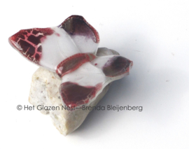 Wit en oud roze vlinder op steentje