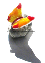 Kleine speelse glas vlinder in oranje en rood