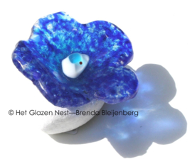 Glazen bloem in speels blauw als min i urn