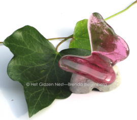 Kleine roze vlinder op kei