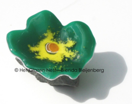 Bloem in zeegroene kleuren als mini urn