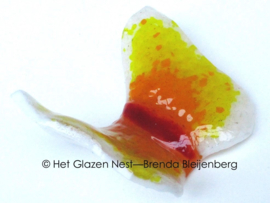 Kleine vlinder in citroengeel glas met oranje accenten