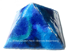 Blauwe piramide als urn