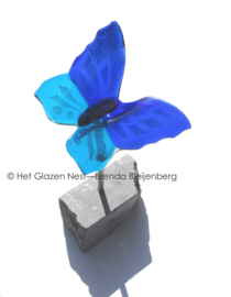 Vliegende blauwe vlinder