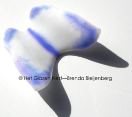 Witte vlinder met lavendelkleur randen