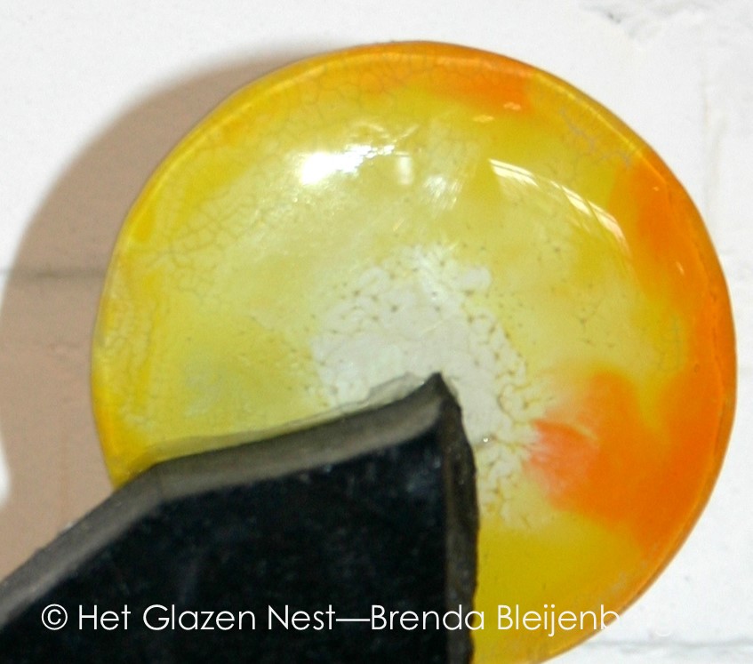 gele cirkel met zwarte graniet