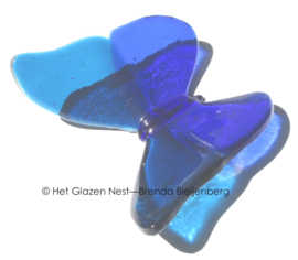 Zeegroen en blauwe vlinder in lichtdoorlatend glas