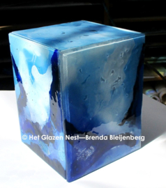 Blauwe urn van glaskunst