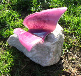 Roze vlinder  op roze en witte steen