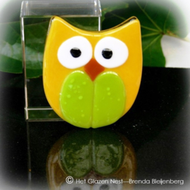 kleine uil in geel groen glas