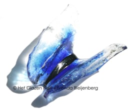 Glazen vlinder met blauwe accenten