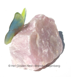 Vlindertje in pastelkleuren op rozenkwarts