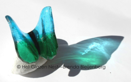 Vlinder in rustig zeegroen glas