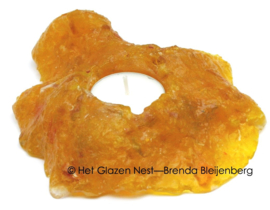 Geel waxinelichtje als glazen mini urn